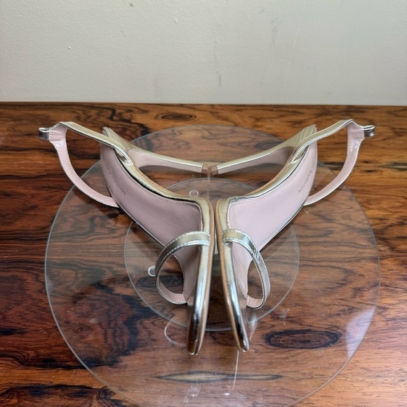 BCBGeneration Ingot Chain Pump in gold - Picture 14 of 16